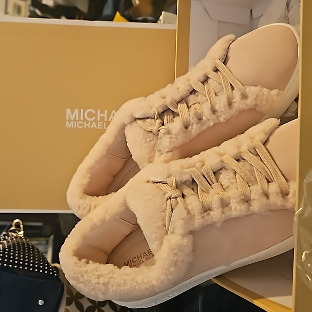 NIB Michael Kors limited soft pink suede..real lamb fur lining. Sz 11